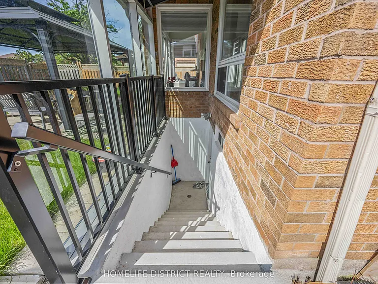 579 Sheppard Ave — Photo 2