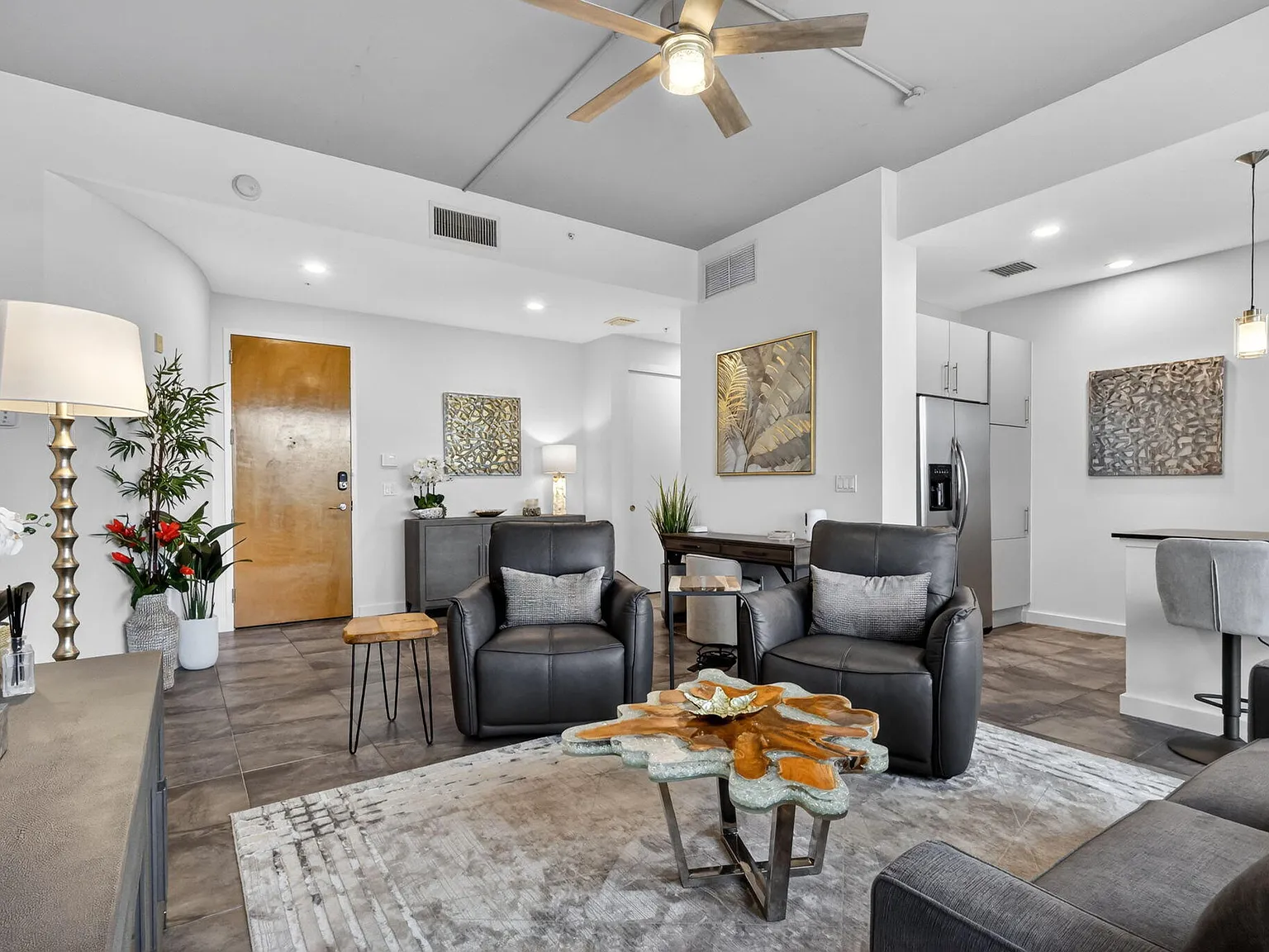 1 bed, 1.0 bath, 924 sqft, $4,500 — Photo 2