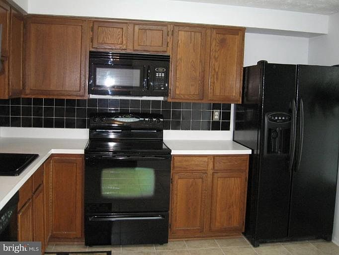 Nicely updated Kitchen w/all black appliances and ceramic tile flooring