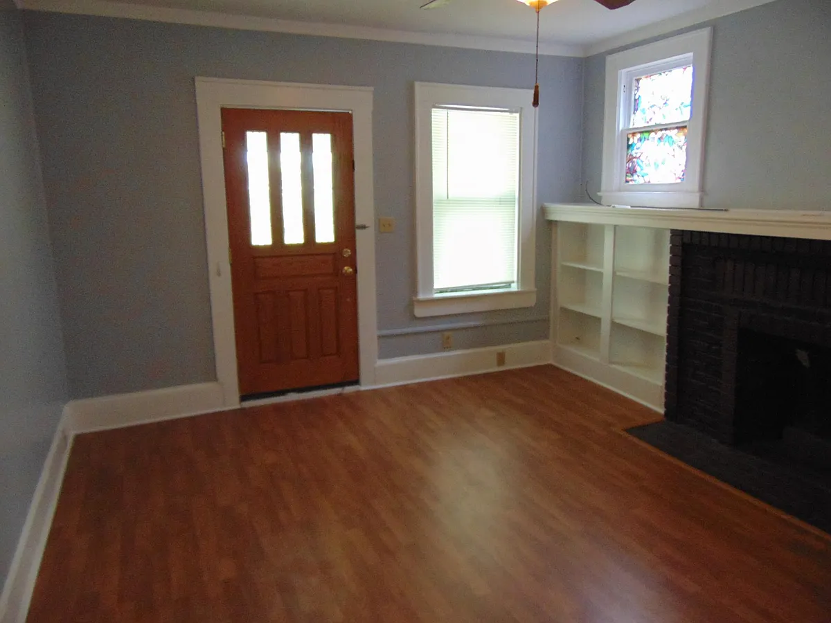 Living Room - 140 Robinson Pl