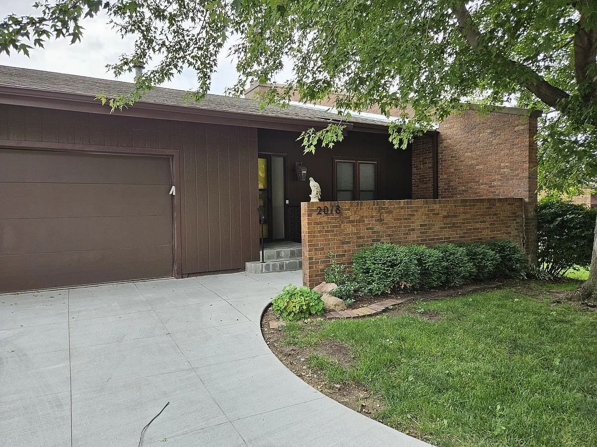 Building Photo - 2018 Greenbriar Ln