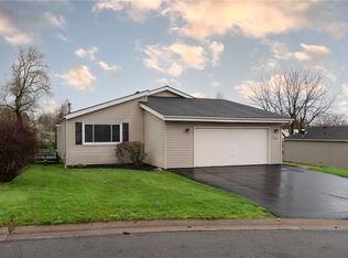 10 Jacaranda Ct, Penfield, NY 14526