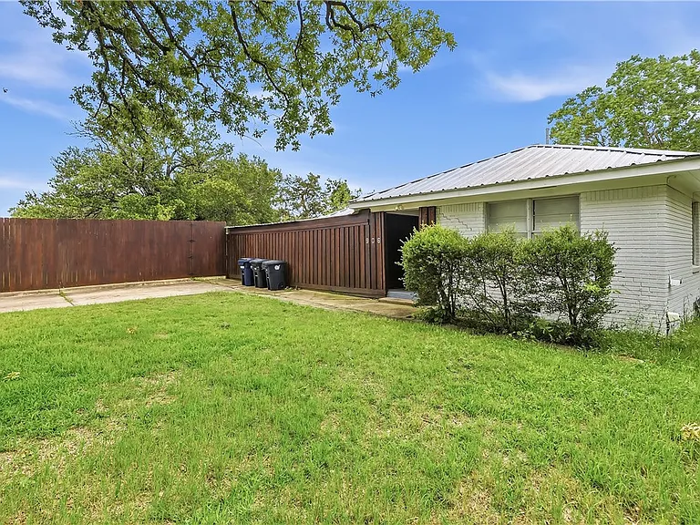 906 Gilchrist Ave — Photo 2