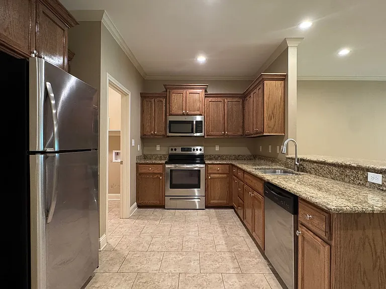 9100 Shadow Oak Dr — Photo 10
