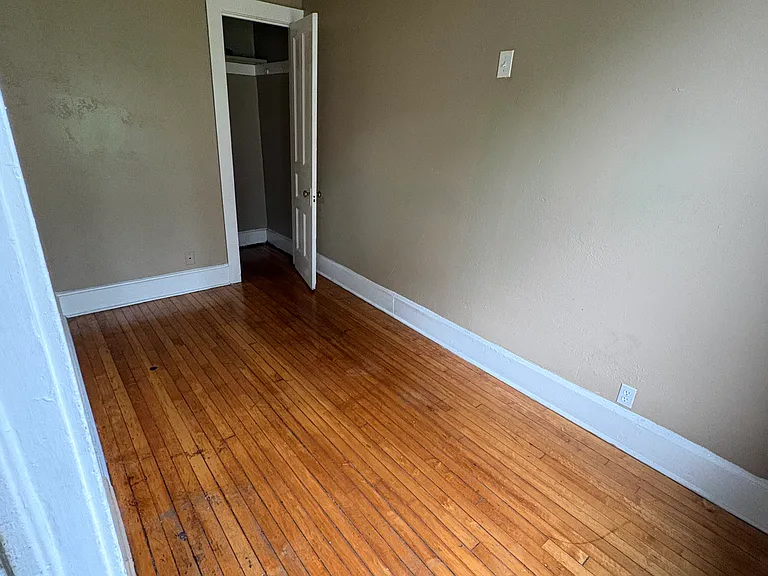 1600 S Muskego Ave — Photo 7