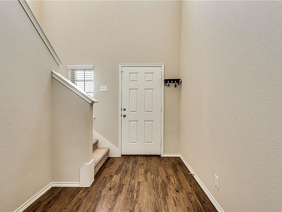 5th image of 1402 Pampa Grass Dr
