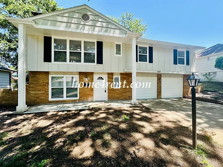 7421 Hardy Ave — Photo 2