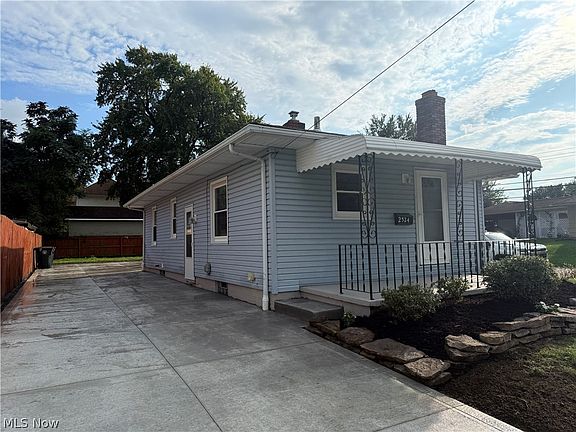 3rd image of 2524 Albrecht Ave