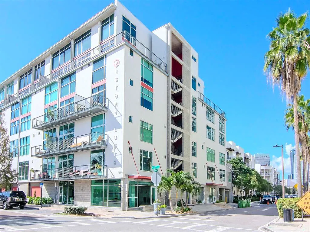 1 bed, 1.0 bath, 899 sqft, $3,300 — Photo 2