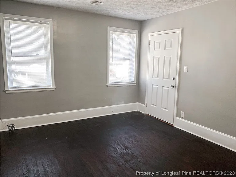 210 E 16th St #1 — Photo 7