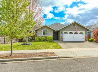 1247 Angler Ln, Grants Pass, OR 97527