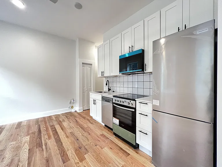 509 E 12th St — Photo 11
