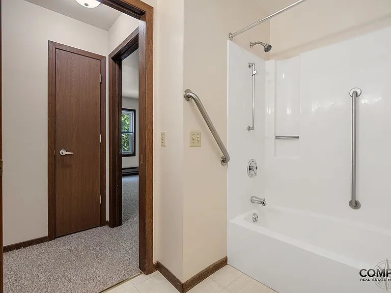 610 Gray St Apartments — Photo 56