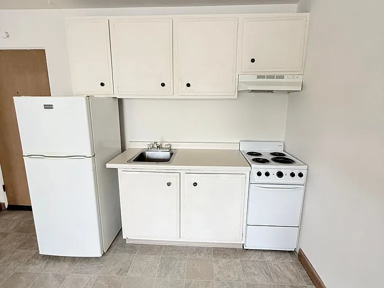 MAY RENT FREE - Sign on this Studio today! — Photo 16