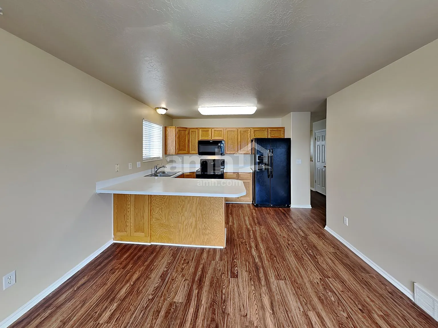 5 bed, 2.0 bath, 2440 sqft, $2,625 — Photo 4