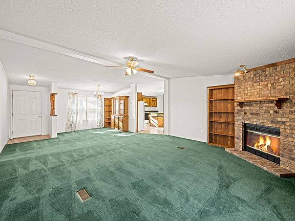 5th image of 404 Oakwood St