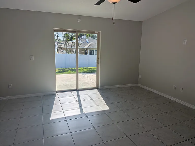 446 Argyll Dr — Photo 2