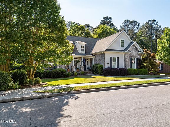 4th image of 135 Woodstone Way
