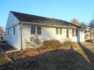 716 W 5th St, Flora, IL 62839