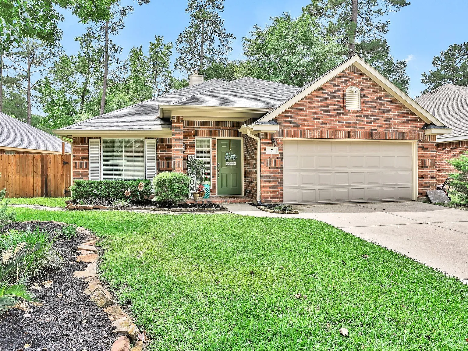3 bed, 2.0 bath, 2072 sqft, $2,600 — Photo 2