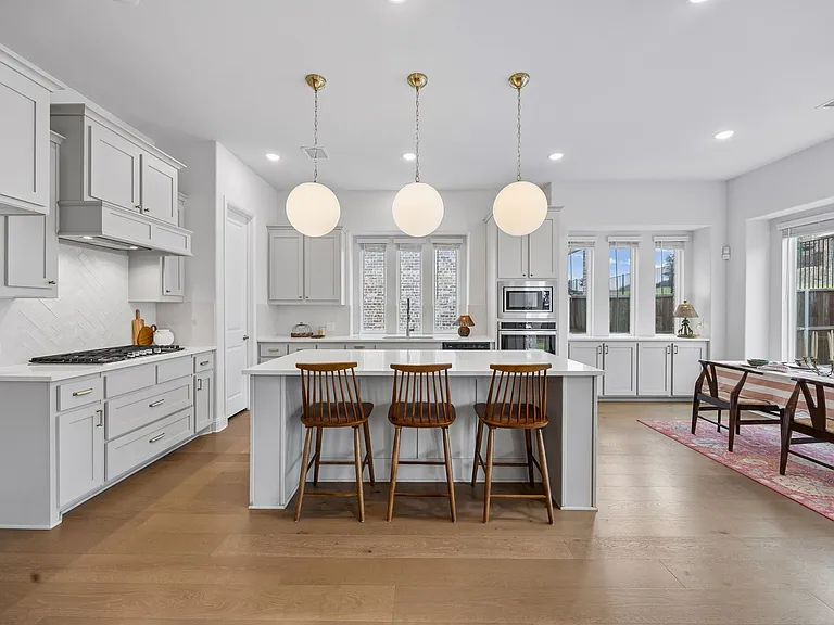 439 Montrose Dr — Photo 2