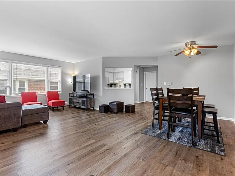 Renovated apartment with pool and parking — Photo 11
