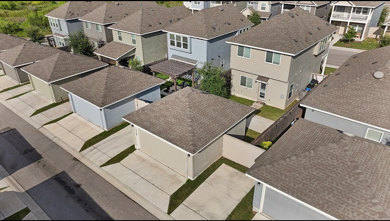 3 bed, 2.5 bath, 1372 sqft, $2,300 — Photo 2