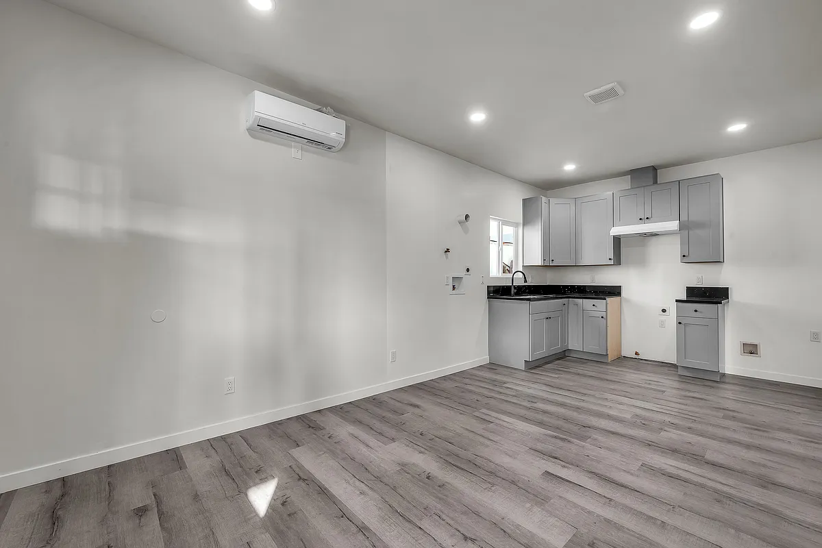 Building Photo - 5842 Denver Ave #A