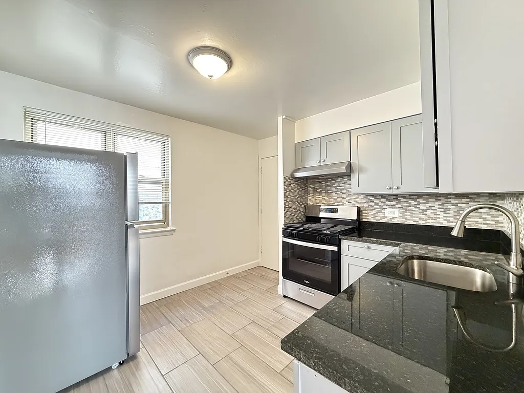 Awesome 2 Bed, 1 Bath at Mulford + Niles (Skokie) — Photo 2
