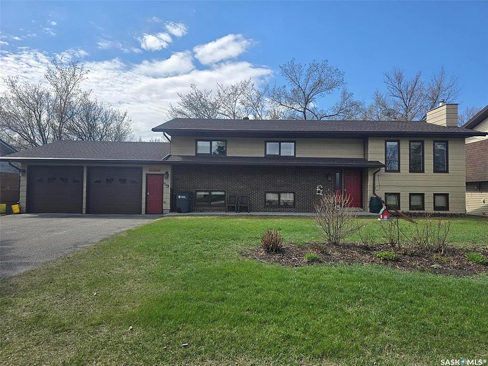 1st image of 903 Assiniboia AVENUE