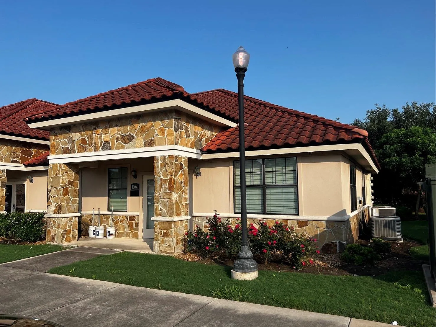 4 bed, 1.0 bath, 1200 sqft, $2,600 — Photo 1