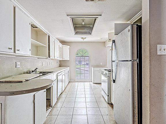 3rd image of 1006 Fruitvale Dr