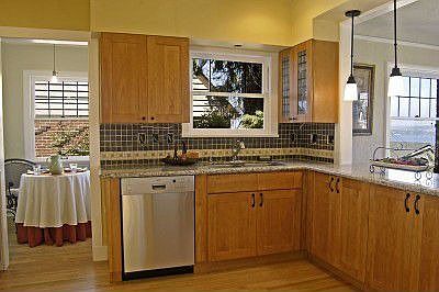 Kitchen w/ breakfast nook