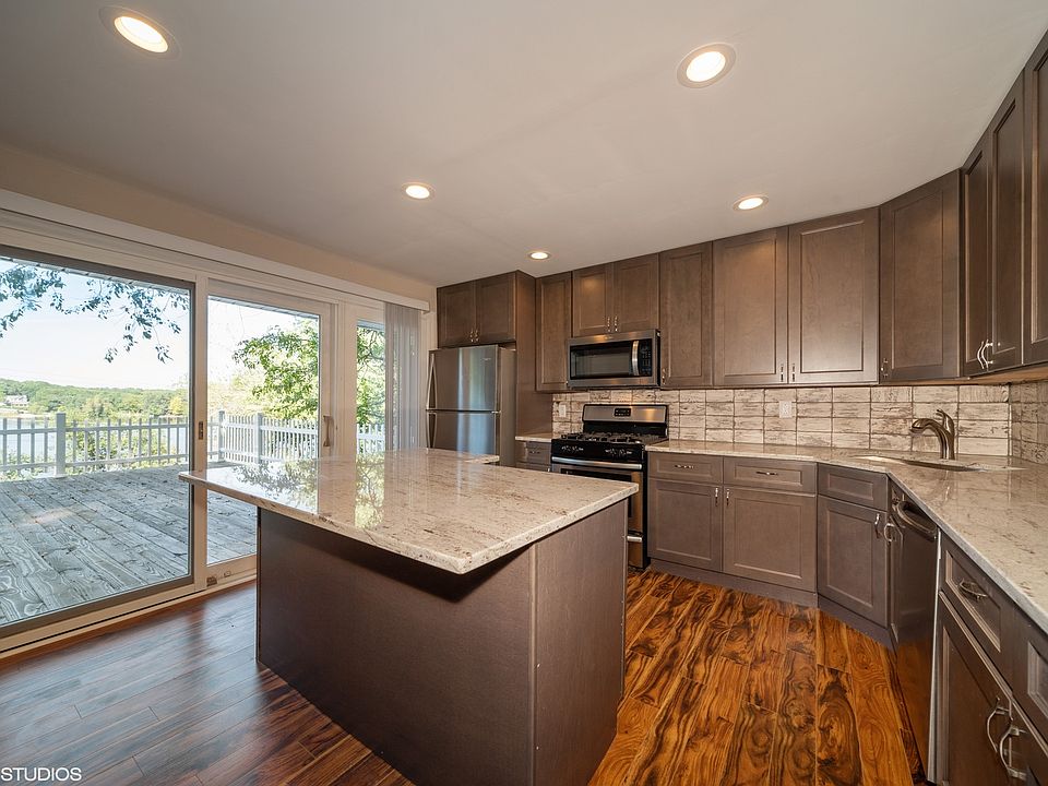 104 Lakeview Dr, Oakwood Hills, IL 60013 Zillow