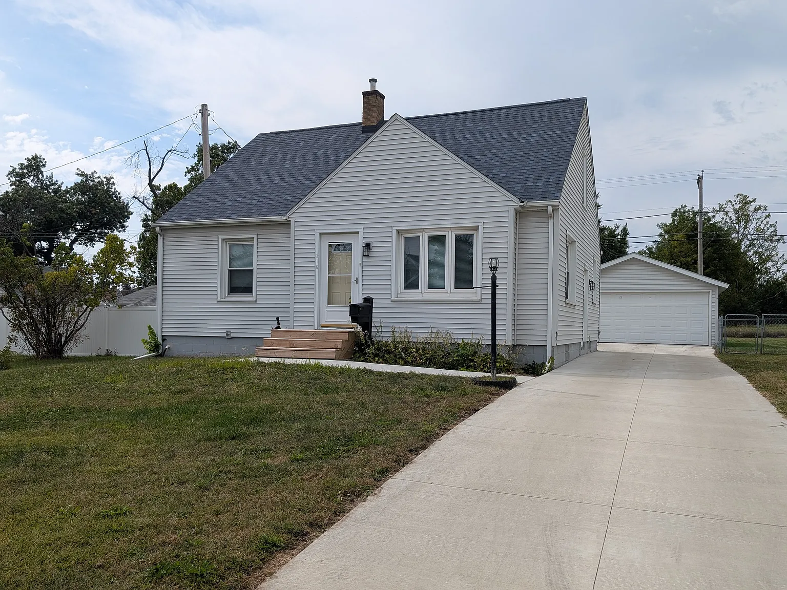 3 bed, 1304 sqft, $1,600 — Photo 1