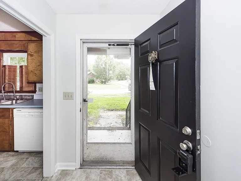 305 Chessington Cir — Photo 3