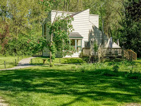 8020 Mason Ln, Whitmore Lake, MI 48189