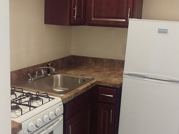 2nd image of 3727 N Pine Grove Ave APT 208