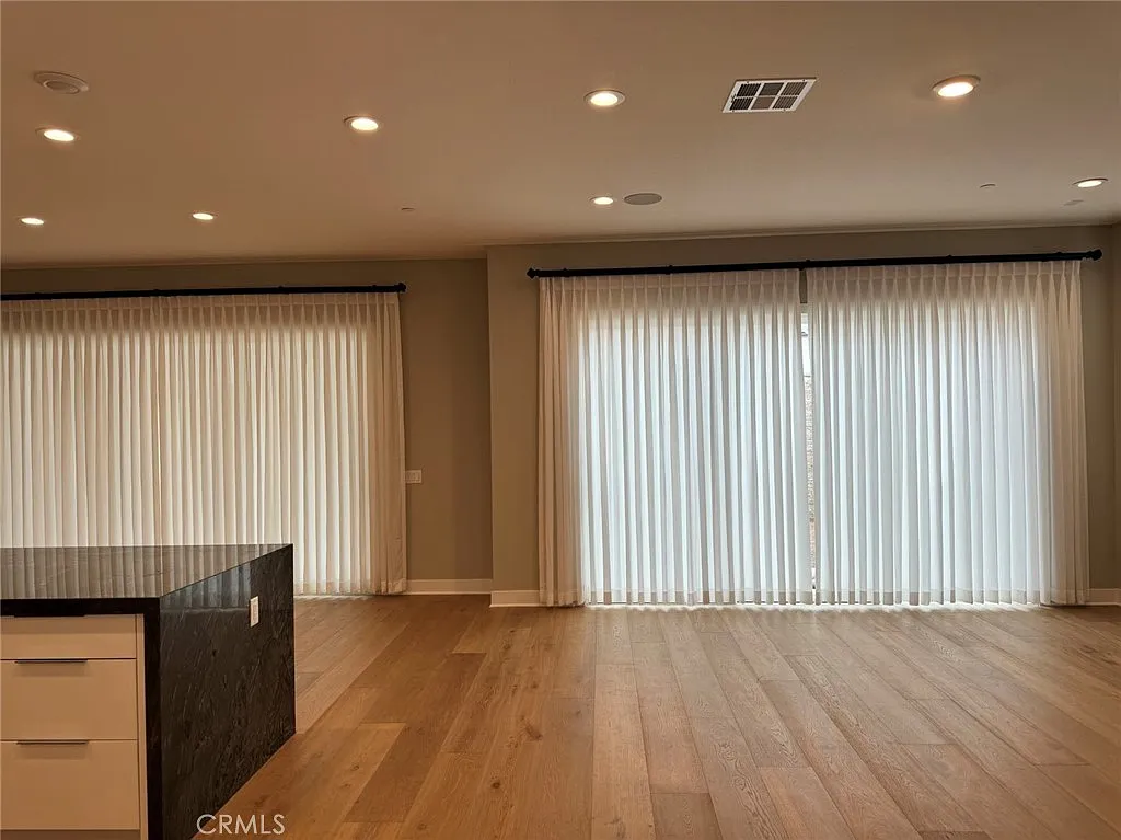 5 bed, 3176 sqft, $7,300 — Photo 2