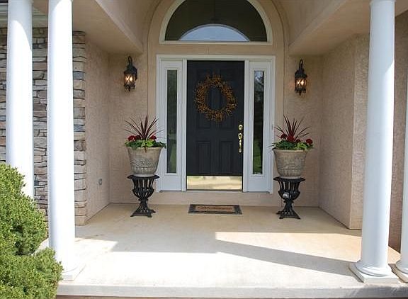 Lovely covered grand entrace