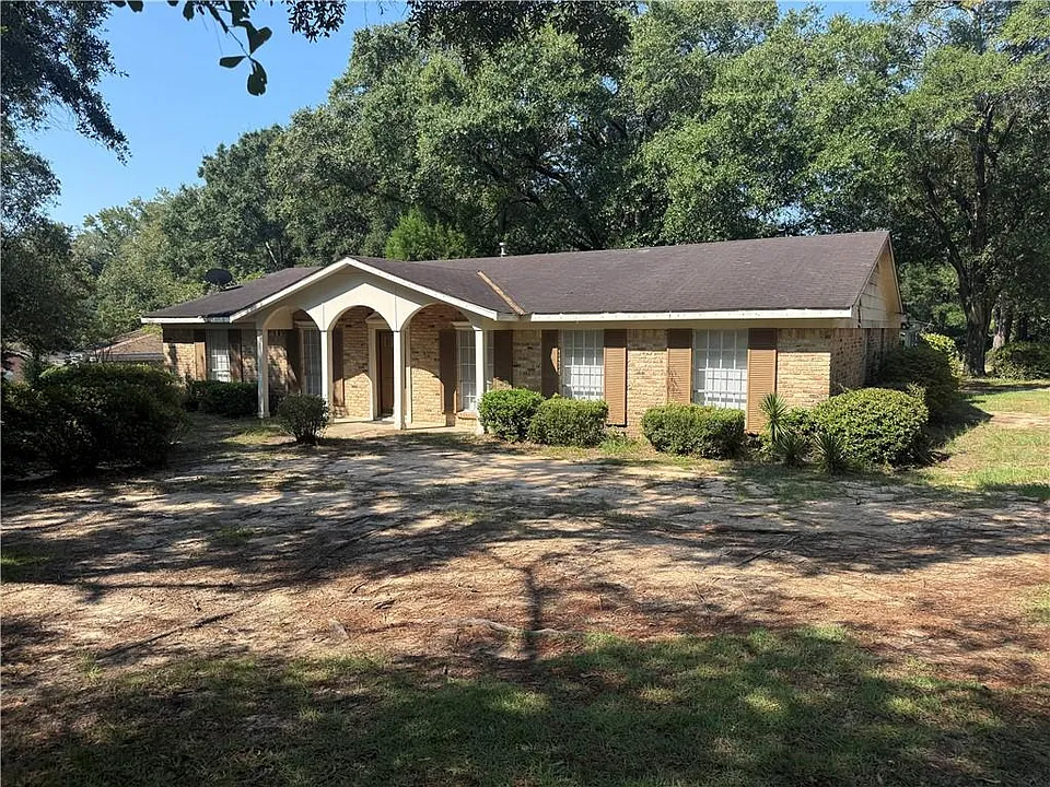 1513 Deerwood Dr E