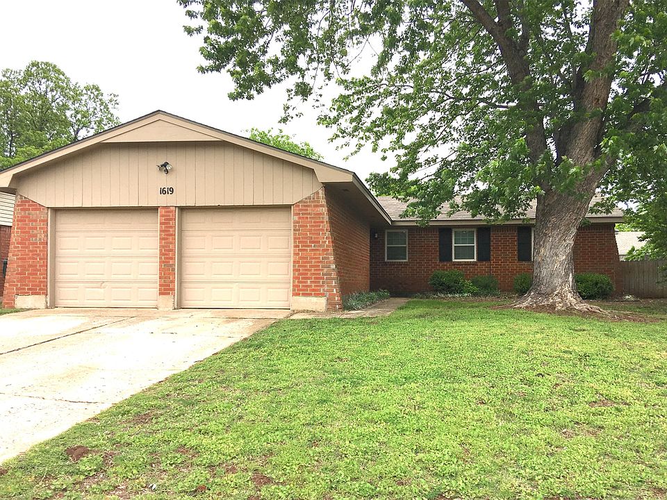 1st image of 1619 Village Dr
