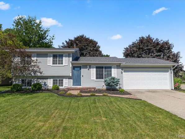 2305 Wenona Dr, Wixom, MI 48393