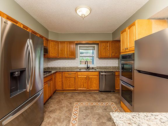 5th image of 820 18 1/2 Ave NE