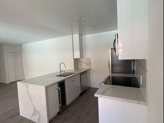 4th image of 2400 Beverley Ave #5