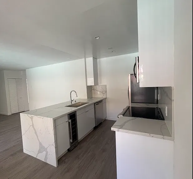 2400 Beverley Ave #5 — Photo 4