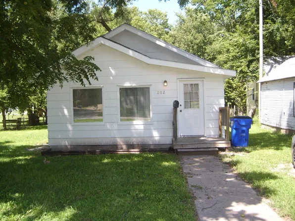 202 W 17th St, Junction City, KS 66441