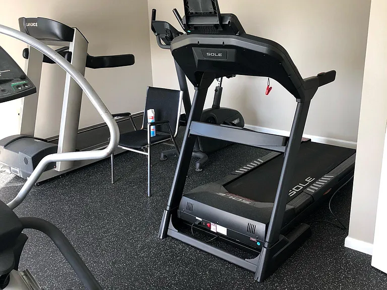 Nicely equipped work out room