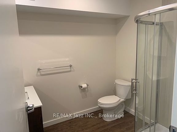 5th image of 16 Simcoe St S