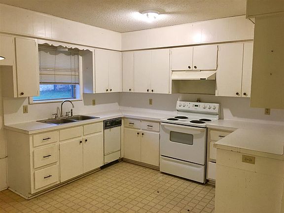 2nd image of 204 Cottonwood Dr